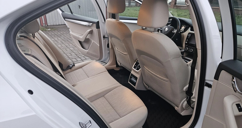 Skoda Octavia cena 42500 przebieg: 280000, rok produkcji 2016 z Warszawa małe 121